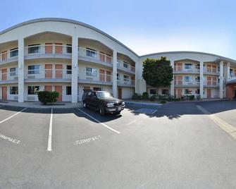 Super 8 by Wyndham Bakersfield/Central - Bakersfield - Bangunan