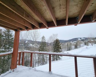 Ski-In/Ski-Out Lutsen Mnt Condo w/ Whirlpool, Fireplace, Resort Pool, & Hot Tub - Lutsen - Balkón