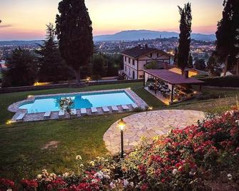 Spacious Villa Noble With All the Comfort, Located In A Peaceful Location Arezzo - Arezzo - Pool