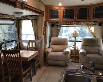 Camp In Style in Michigan's UP - Diane and Al's Deer Crossing - Curtis - Sala de estar