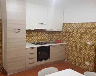 Central apartment, in a small quiet building, close to the sea. - Scalea - Cuisine