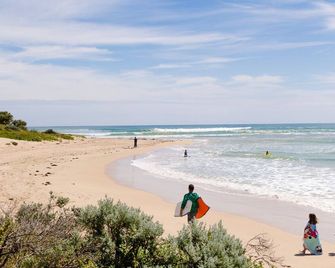 Cosy homely family retreat. Walk to beach/cafes/shops. Pet friendly. - Dawesville - Praia