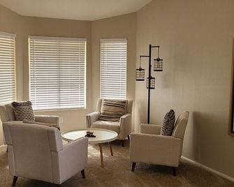 Relaxing 4 bdrm home w/ heated pool, great location for everything Phoenix! - Waddell - Living room