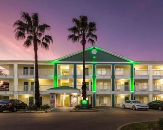 Hometowne Studios by Red Roof Houston - Northwest - Houston - Edificio