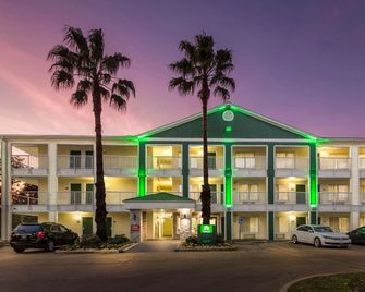 Hometowne Studios by Red Roof Houston - Northwest - Houston - Building