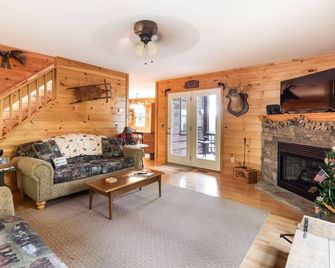 Tranquil Retreat: 2-Bedroom Cabin on a Deer Trail - Ellijay - Sala de estar