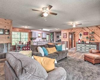 Sues Camp with Caddo Lake Access and Dock! - Karnack - Living room