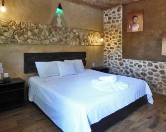 Habitaciones Colonial Zaci - ויאדוליד - חדר שינה