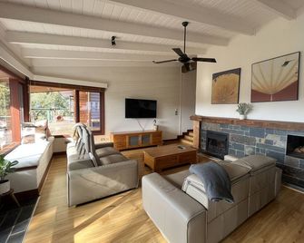Cellar House | Spacious Private Farmstay for Groups - Yankalilla - Sala de estar