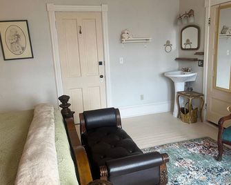 The Gold Room at the Lark and Laurel Bed and Breakfast - Fort Benton - Soggiorno