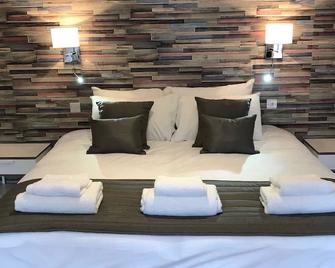 Hamilton Arms Suites - Midhurst - Bedroom