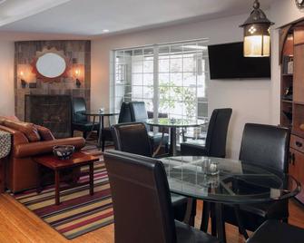 Home-Away-From-Home: Perfect Suite for Family Vacations! - Roseville - Restaurant