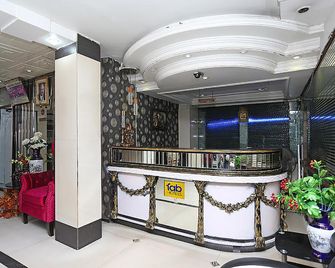 Hotel Heera Holiday Inn - Kolkata - Front desk