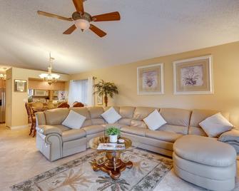 Home with Pool and Hilton Resort Beach Club Access! - Palm Beach Gardens - Living room