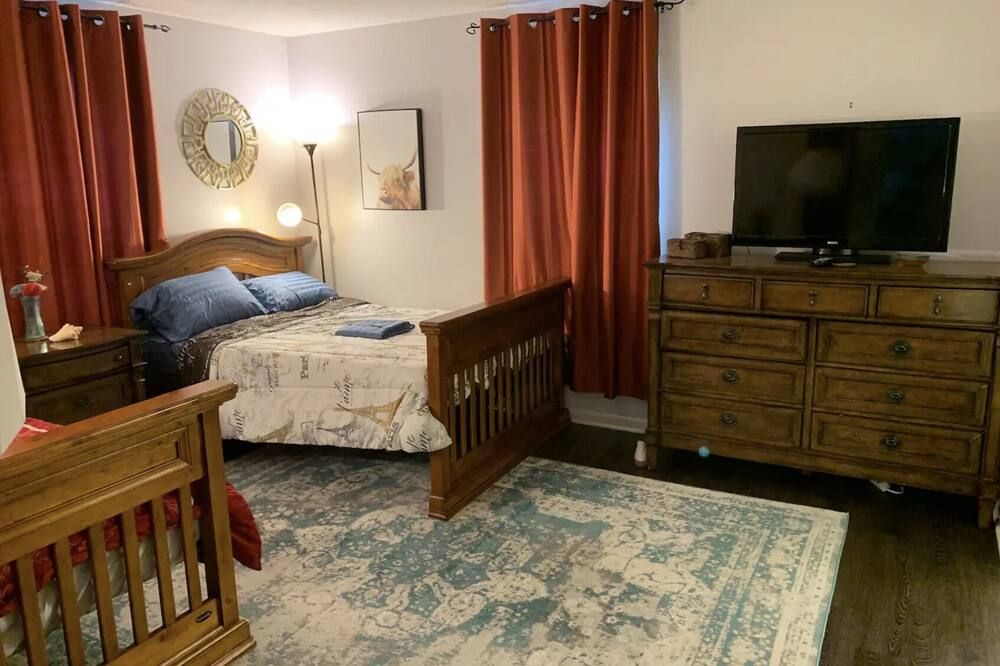 The Redhawk Hideaway: Charming 2BR Condo near Miami Univ in Oxford! Book now! - Oxford - Bedroom