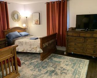 The Redhawk Hideaway: Charming 2BR Condo near Miami Univ in Oxford! Book now! - Oxford - Slaapkamer