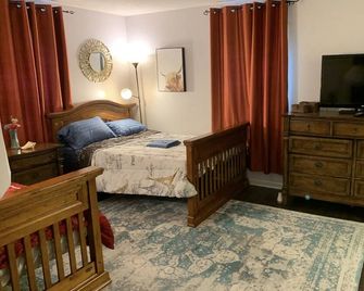 The Redhawk Hideaway: Charming 2BR Condo near Miami Univ in Oxford! Book now! - Oxford - Bedroom