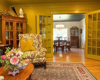 River House in historic Rockton, IL - Rockton - Living room