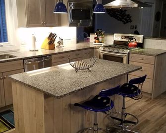 Beautifully Renovated, Central AC, wash/dryer, dishwasher, New Appliances. - Charlestown - Cocina