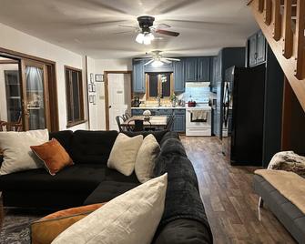 4 min to Pocono Raceway: 4 Acres, Firepit, Jacuzzi - Long Pond - Living room