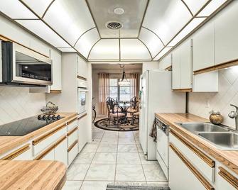 Sunny + Alluring Englewood Retreat w/ Dock! - Englewood - Kitchen