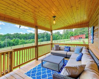 Deck and Scenic View Historic Cabin in Piney Creek! - Piney Creek - Balcony