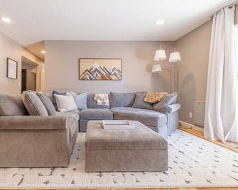 Vibrant Boho Family Home 3 Bed Pet Friendly Unr - Reno - Living room