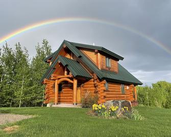 Beautiful upscale retreat for travelers who value beauty and seclusion. - Tetonia - Building