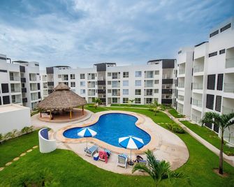 Cozy 2-Bedroom Retreat with Pool Access - Manzanillo