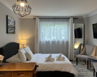 Stylish Main Level Suite with Separate Entrance, Private Patio and 2 Car Parking - Aurora - Bedroom