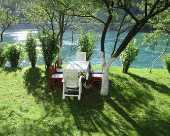 Peaceful Oasis - house for rest and relaxation - Bosanska Krupa - Patio