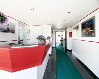 Hotel Zum Eisenhammer - Oberhausen (Nordrhein-Westfalen) - Front desk