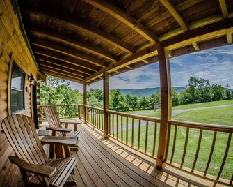Classic Cabin- No Cleaning Fee - Dryfork - Balcony