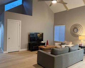 Charming 2-bedroom house with AC in Modesto - Modesto - Living room