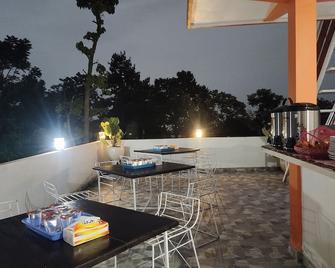 Rizky Bromo Homestay - Sukapura - Parveke