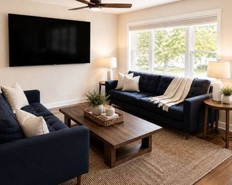 Comfortable 2br | Fast Wifi | Parking | Close to Dining - Williston - Wohnzimmer