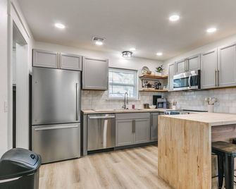 3-bedroom house in El Reno near Lake and rt 66! - El Reno - Kitchen