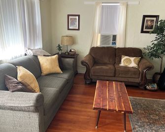 Vintage Cottage - In Town - Paiute Atv Trail Road - Sleeps 6 - Marysvale - Living room