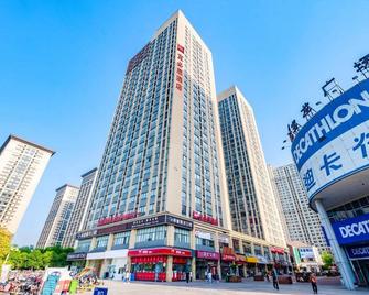 ibis Luoyang Baolong Square Hotel - Luoyang - Building