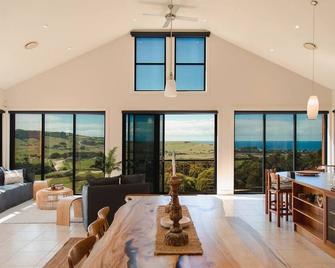 Excelsa- sweeping valley/ocean views - Rose Valley - Living room