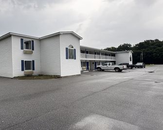 3 Queen Beds Smoking - Hampton - Building