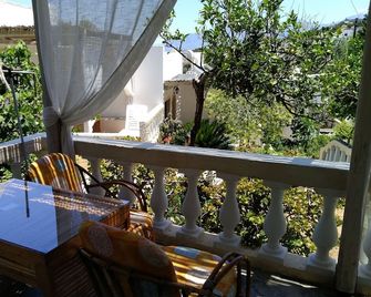 Relaxing Studio With Veranda 'n Garden - Ammoudara - Balcón