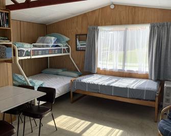 Affordable with sea views and close to the beach - Snells Beach - Bedroom