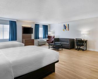 Baldwin Inn & Suites, SureStay Collection by Best Western - West Springfield - Bedroom