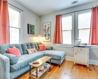 3 Mi to Downtown Covington Cozy Getaway with Porch! - Covington - Living room