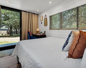 Oak Harbor - Container Home Near Baylor, Magnolia - Bellmead - Schlafzimmer