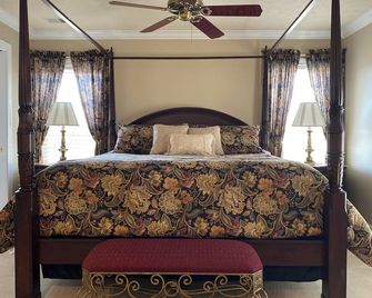 Happy Moo's Fink Family Farm, where cows & guests are free to enjoy our 50 acres - Versailles - Bedroom