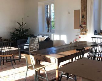 ショーモン・エン・ヴェクシン近くのvexinの家を借りる - オーヌイユ - レストラン