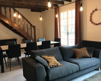 Kids Friendly House with Heated Secured Pool and Stunning View - Simeyrols - Sala de estar