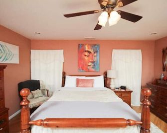 Two Bedroom Private Guest Suite, No Fees! 2 Miles to Lu! - Lynchburg - Bedroom